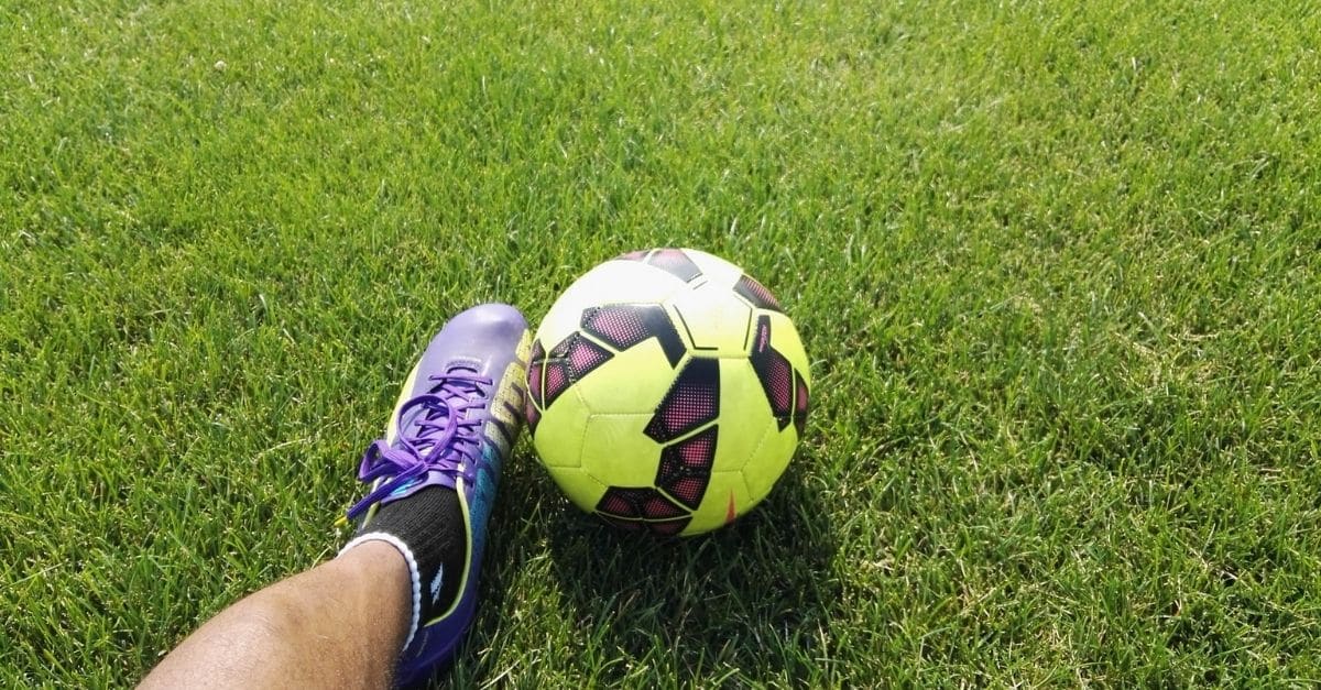 Fußballschuh und Ball